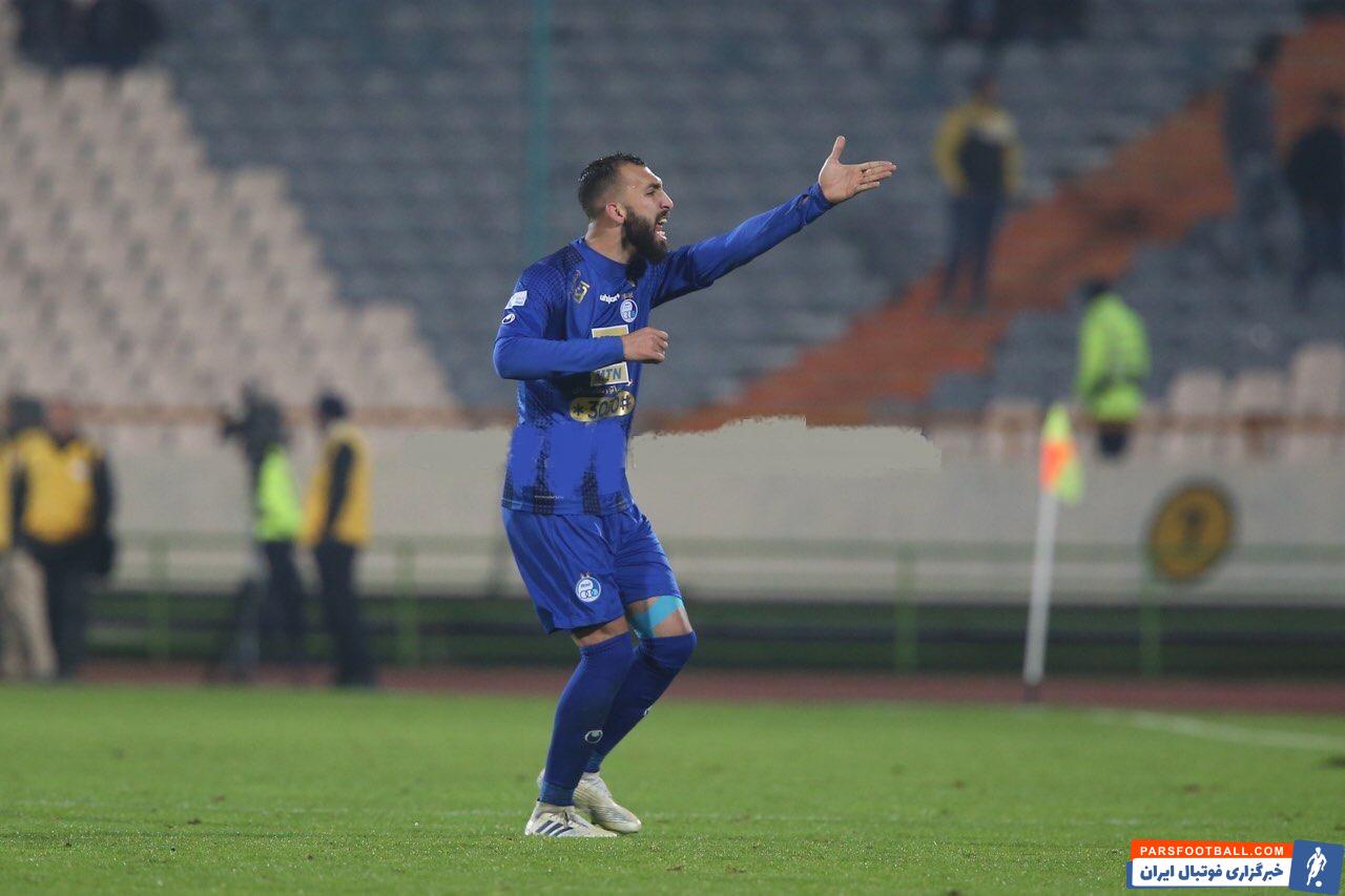 در دقایقی از بازی چشمی سمت صالح مصطفوی رفت و در مورد شرایط استقلال در زمین بازی نکاتی را به او گوشزد کرد تا این تیم بتواند نتیجه پیروزی را حفظ کند.