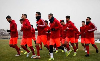 روحیه بازیکنان تراکتور بعد از یک ماه و نیم ناکامی در کسب پیروزی که آنها را از جمع مدعیان خارج کرده و به میانه جدول رساند، تضعیف شده است.