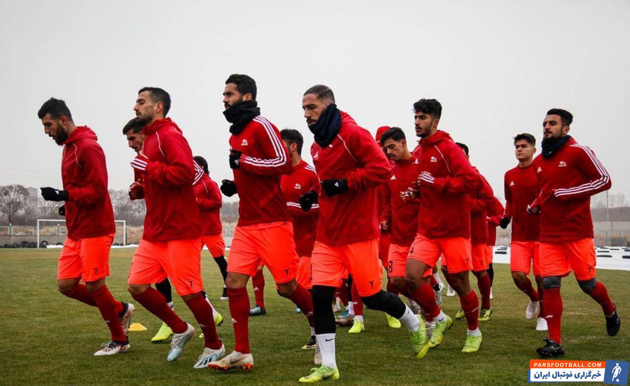 روحیه بازیکنان تراکتور بعد از یک ماه و نیم ناکامی در کسب پیروزی که آنها را از جمع مدعیان خارج کرده و به میانه جدول رساند، تضعیف شده است.