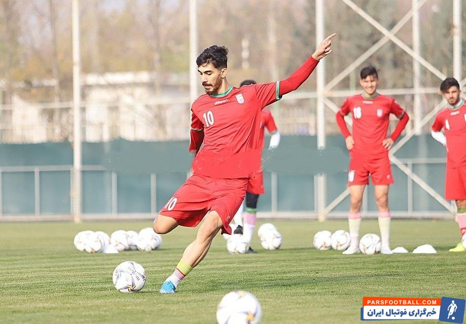 یکی از ستاره های مهم تیم امید رضا شکاری است رضا شکاری هافبک تهاجمی و مهاجم امیدها که این فصل پس از کش و قوس های زیاد به تراکتور پیوست.