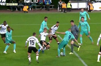 رئال مادرید شب گذشته به سختی و با گل دقایق پایانی ستاره این روزهای خود یعنی کریم بنزما به یک تساوی مهم مقابل والنسیا دست یافت.