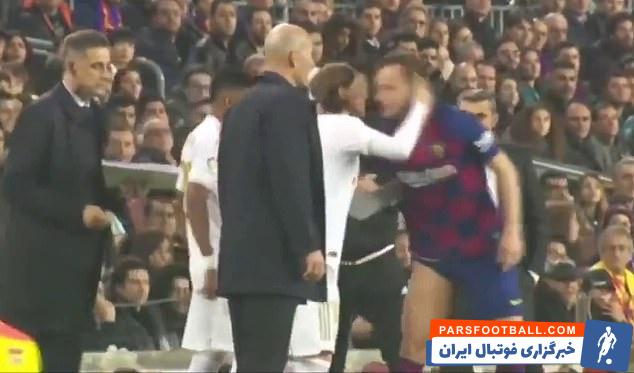 در جریان بازی دیشب الکلاسیکو در صحنه ای جالب مودریچ و راکیتیچ دو ستاره بارسلونا و رئال مادرید خوش و بش گرمی با یکدیگر انجام دادند.