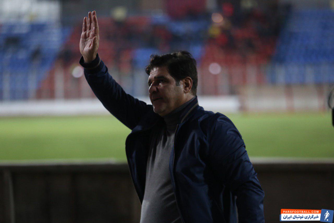 رضا مهاجری با اینکه هفته ها نمی برد همواره از سوی تماشاگران نساجی تشویق می شد و این البته به خاطر بازی های خوبی بود که تیمش به نمایش می گذاشت.