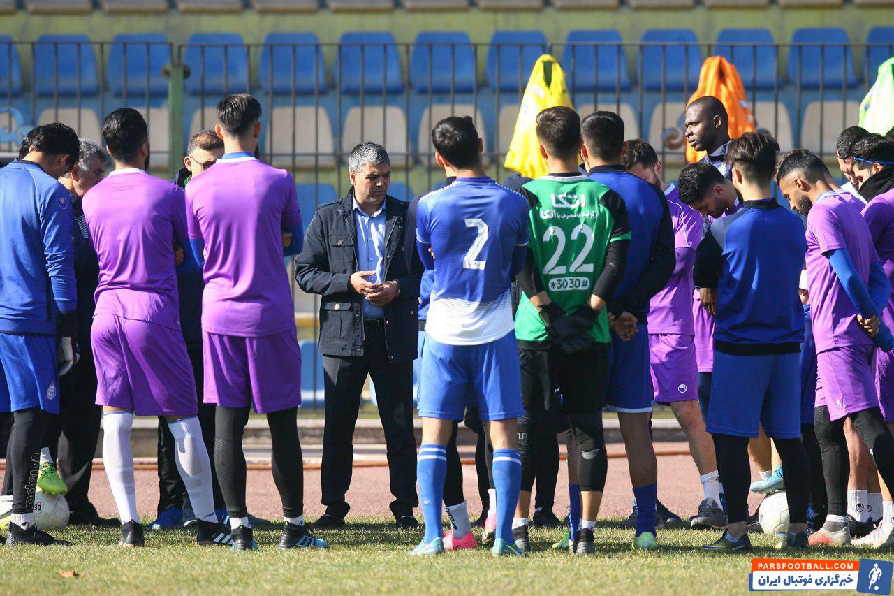 با این حال ستار همدانی روز گذشته در جریان تمرین استقلال بازیکنان را جمع کرد و دقایقی برای آنها صحبت کرد و به آنها روشی که در کارش دارد را توضیح داد.