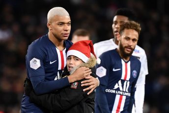 ضور کودک هوادار امباپه در زمین بازی در جریان دیدار پی اس جی - آمیان