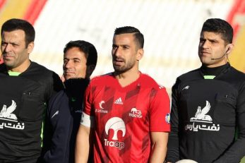 حاج صفی در دیدار تیمش مقابل شهر خودرو بازوبند کاپیتانی را بر بازو بست در حضور مسعود و اشکان بازوبند بر بازوی حاج صفی بسته شد تا کاپیتانی نوبتی باشد.