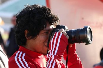 در ابتدای دیدار برابر شهر خودرو تصویری از میمبلا ثبت شده که میمبلا را در حال عکاسی با دوربین یکی از عکاسان در ورزشگاه یادگار امام نشان می دهد.