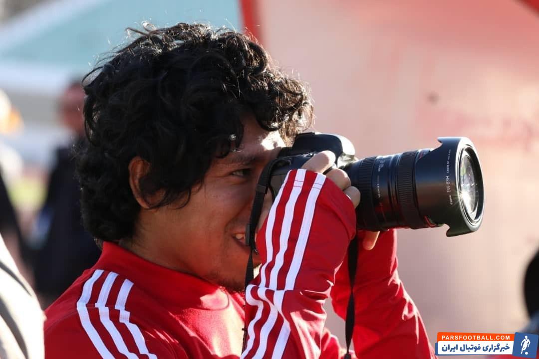 در ابتدای دیدار برابر شهر خودرو تصویری از میمبلا ثبت شده که میمبلا را در حال عکاسی با دوربین یکی از عکاسان در ورزشگاه یادگار امام نشان می دهد.