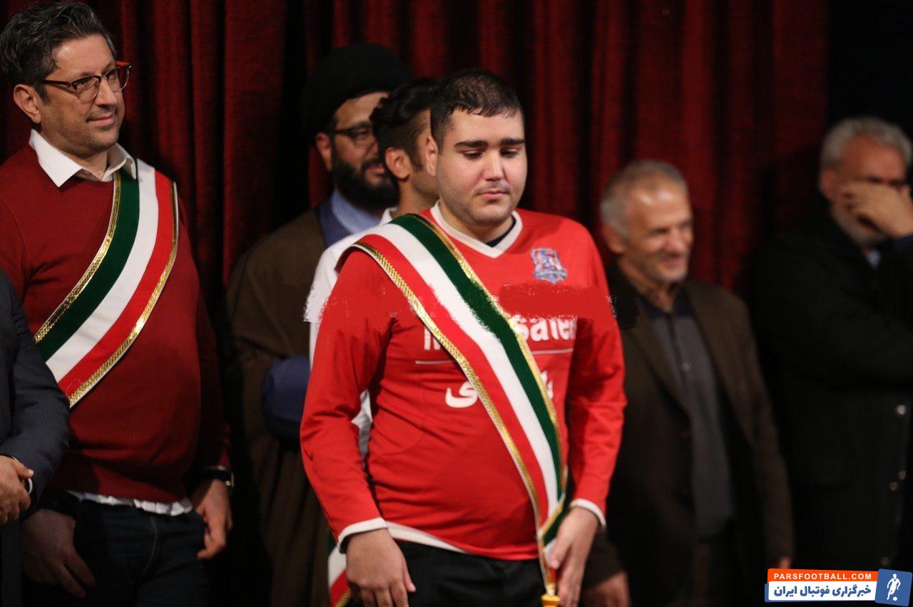 هوادار نابینا و متعصب تیم فوتبال نساجی عصر دیروز از طرف سازمان ملی قهرمانان کشور بهعنوان تماشاگر برتر ورزش کشور انتخاب شد.