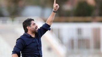 استقلال ؛ پیروز قربانی : استراماچونی از هوادار استفاده می کند و بندهای قراردادش را اضافه می کند