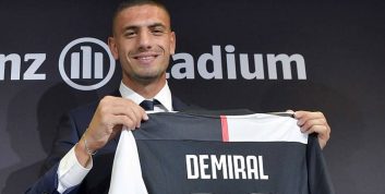 دمیرال ؛ تصویری از مریح دمیرال مدافع یوونتوس در کنار پدر و مادرش