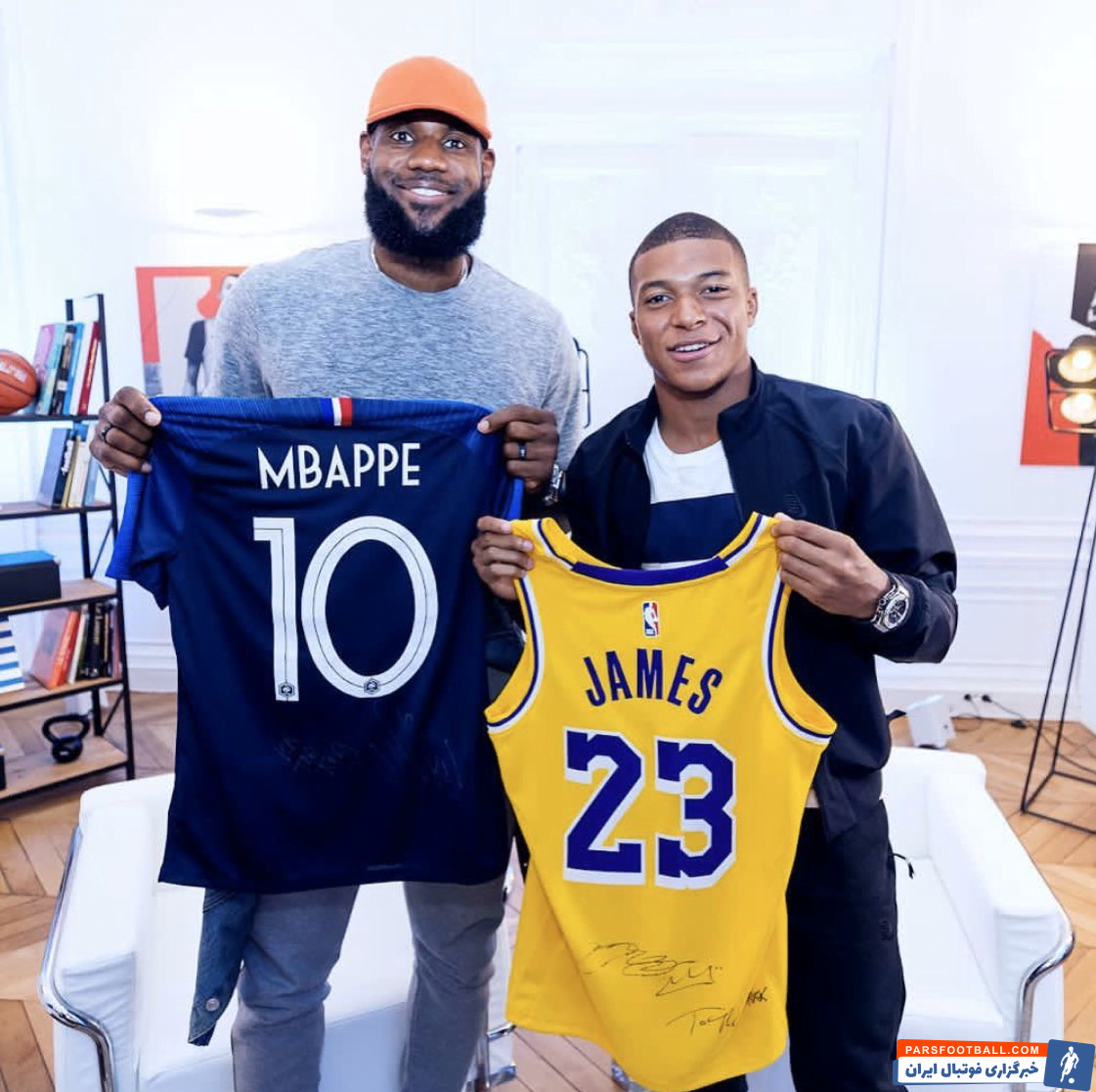 جیمز هاردن ام باپه با دیوید بکام، رونالدو، مسی و ستارهای هالیوود دیدار کرده است ام باپه با انتشار تصویر در کنار لبران جیمز از دیدار با او خبر داد.