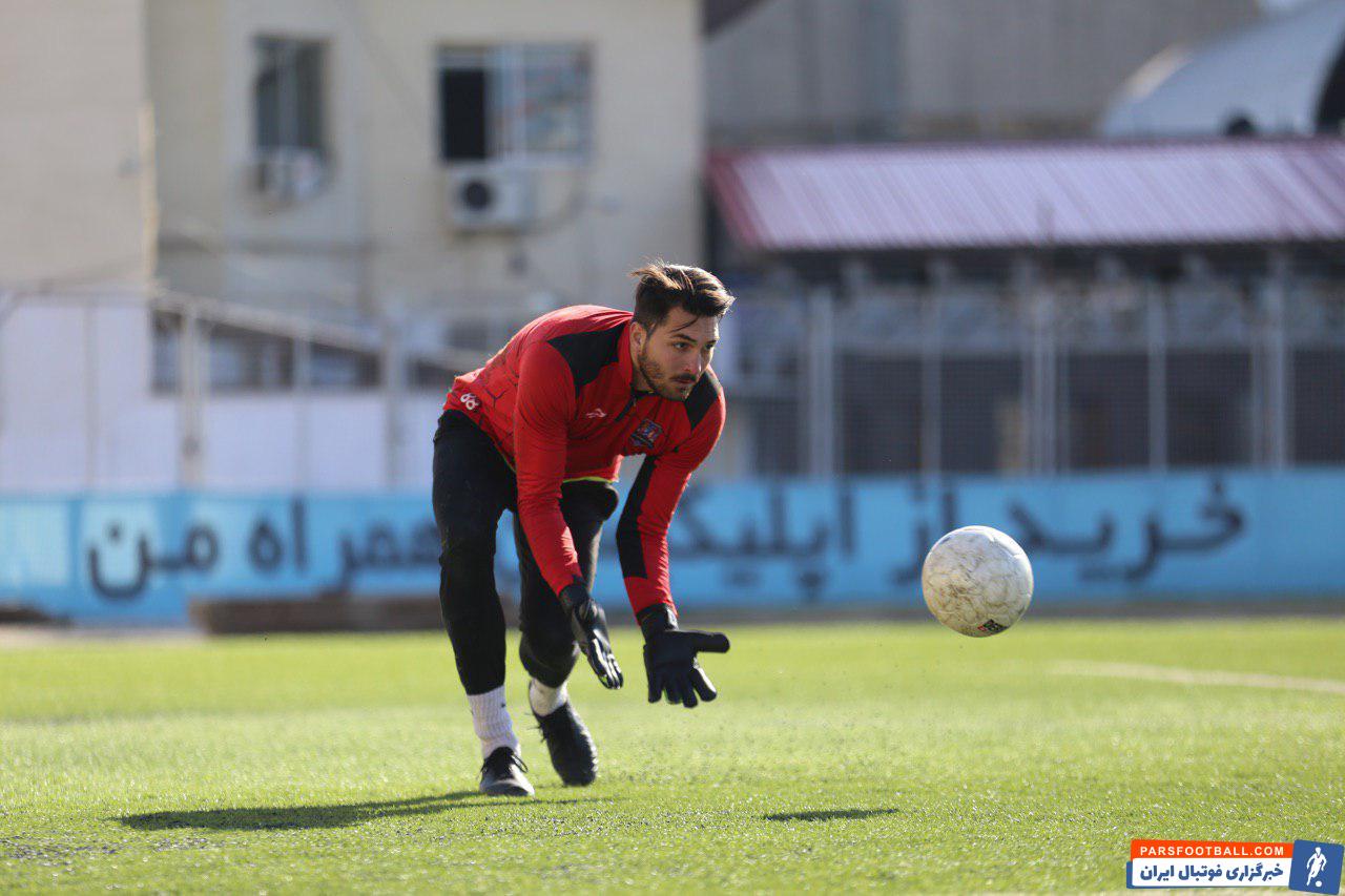 حقیقی ؛ تشویق علیرضا حقیقی از سوی هواداران باشگاه فوتبال پرسپولیس