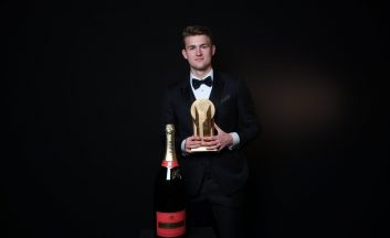 دی لیخت ماتایس دیلیخت مدافع هلندی یوونتوس میگوید کسب جایزه کوپا شروع افتخارآفرینیهایش است دیلیخت گفت: منتظر افتخارآفرینیهایم باشید .