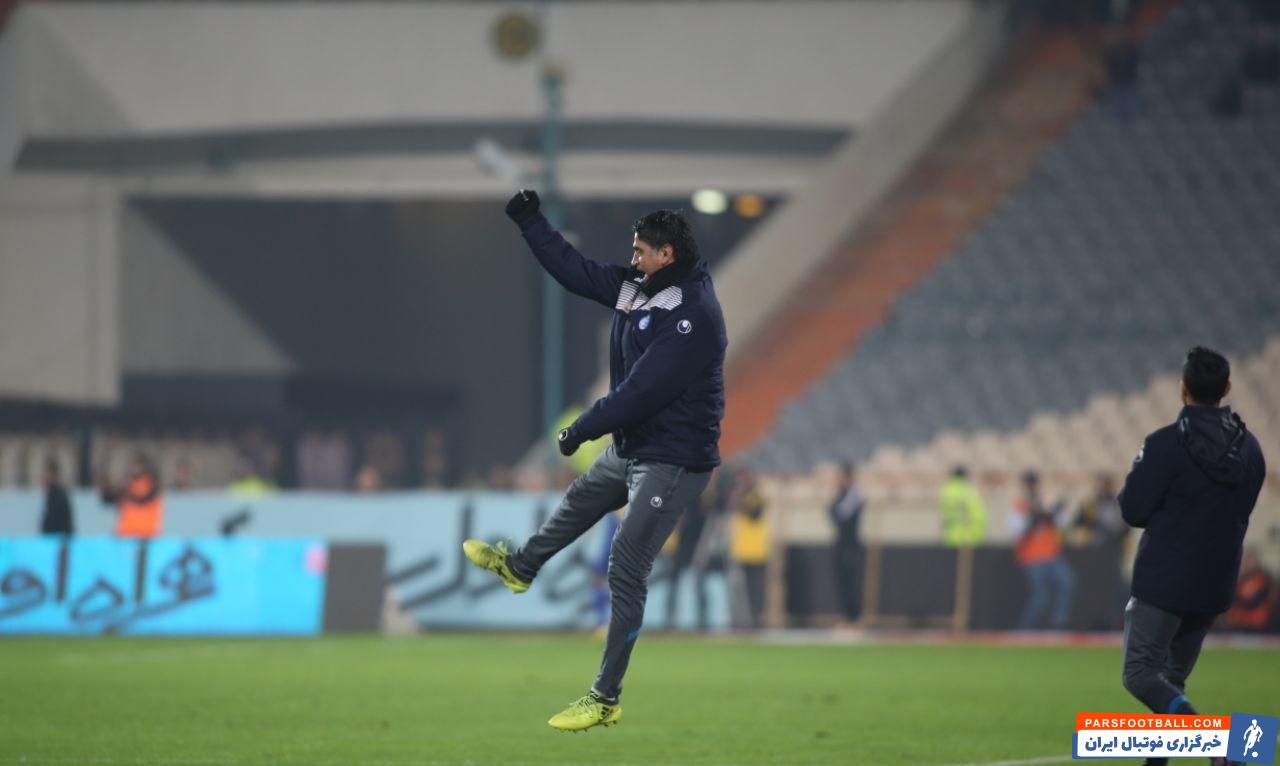 دیروز هم نیمکت استقلال از حضور سرمربی و سرپرست خالی بود، با این حال بهزاد غلامپور مربی دروازهبانهای این تیم خوشحالی همیشگیاش را انجام داد.