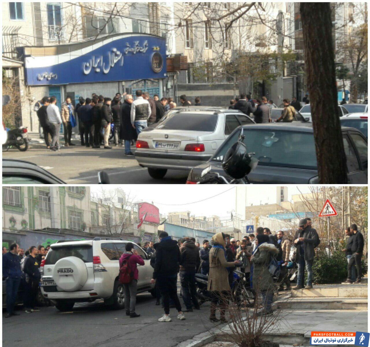 هواداران تیم استقلال بار دیگر به نشانه اعتراض به وضعیت باشگاه استقلال و سرمربی تیمشان مقابل ساختمان باشگاه استقلال تجمع کردند.