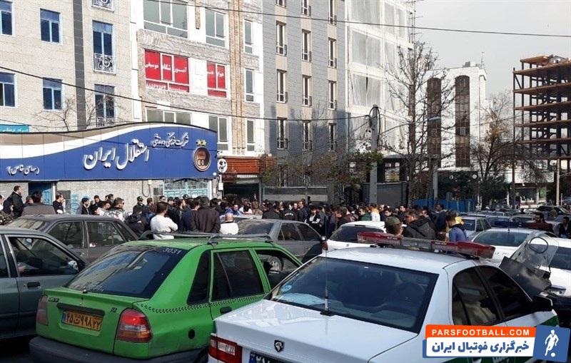 هواداران تیم استقلال که امروز مقابل ساختمان باشگاه استقلال تجمع کرده بودند، از گزینه ایرانی هدایت تیم‌شان درخواست جالبی داشتند.
