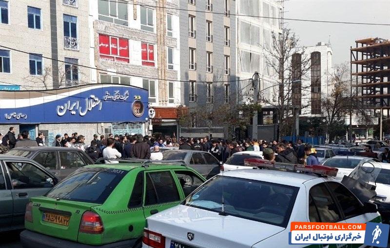 هواداران تیم استقلال که امروز مقابل ساختمان باشگاه استقلال تجمع کرده بودند، از گزینه ایرانی هدایت تیمشان درخواست جالبی داشتند.