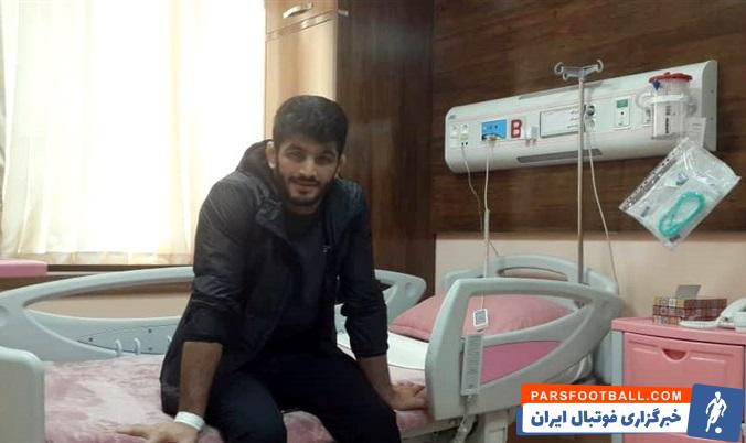 دبیر به همراه پدر و مادر حسن یزدانی نیز در بیمارستان حضور دارند و این قهرمان ملی کشورمان از روحیه بالایی برای انجام این عمل جراحی برخوردار است.