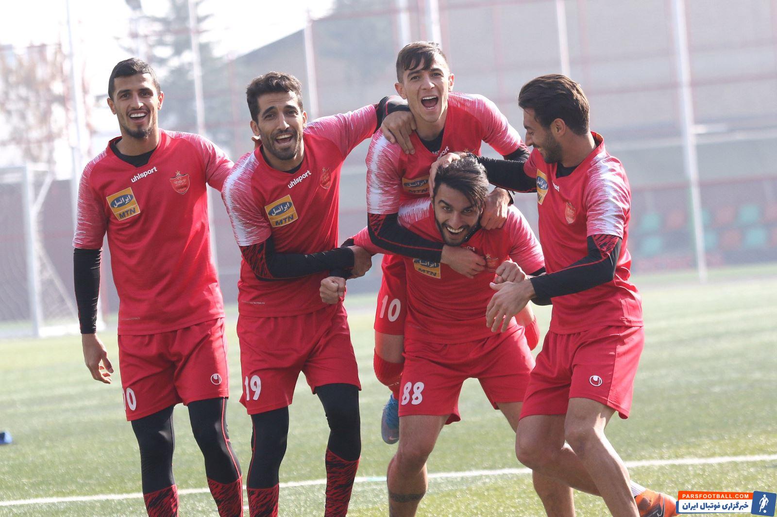 شایعه شده بود سیامک نعمتی در تدارک جدایی از پرسپولیس در همین پنجره زمستانی است، اما سیامک نعمتی موضوع را تکذیب کرد و حضور پرنشاطی هم در تمرین داشت.