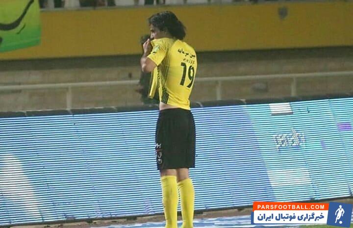 نورافکن ؛ تصویری از بوسه امید نورافکن به لوگو باشگاه سپاهان پس از گلزنی به استقلال