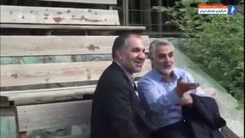 سلیمانی ؛ سردار شهید قاسم سلیمانی در کنار همرزمانش در زمین فوتبال