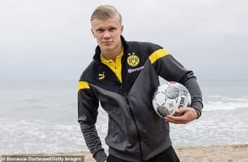 ارلینگ هالند اخیرا به بوروسیا دورتموند پیوسته هالند بعد از آشنایی با همتیمیهایش در مقر این تیم به ساحل رفته و در مقابل دوربین عکاسهای مطبوعاتی ژست گرفت.