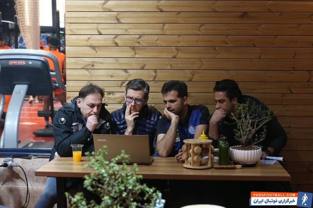 در روزی که بازیکنان استقلال مشغول تمرین با وزنه بودند، اعضای کادر فنی آبی های استقلال با ژستی متفکرانه به یک نقطه خاص چشم دوخته بودند.