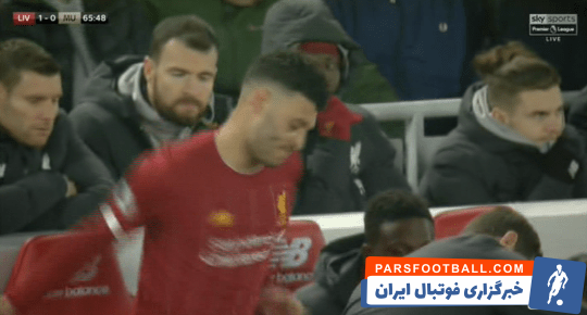 این تصمیم کلوپ هرگز به مذاق چمبرلین خوش نیامد و او با چهره ای درهم و تکان دادن متوالی سر به نشانه نارضایتی از این تصمیم، راهی نیمکت شد.