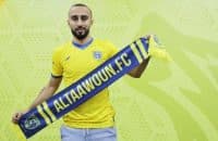 محمد السهلاوی عضو تیم النصر بود و فصل قبل مقام قهرمانی لیگ را به دست آورده بود، در ابتدای فصل به الشباب رفت و در هفت بازی تنها یک پاس گل به نام خود ثبت کرد.