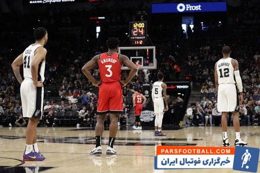 خبر مرگ تراژیک کوبی براینت در میانه دیدار دو تیم سنآنتونیو اسپرز و تورنتو رپترز به بازیکنان دو تیم رسید و به موجی از حیرت و ناراحتی در میان آنها دامن زد.