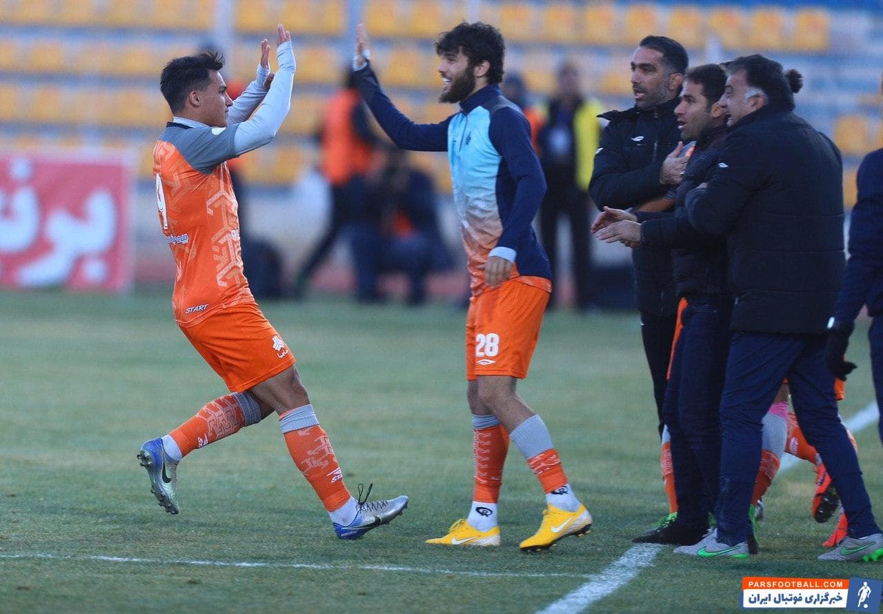 امیرحسین حسینزاده پرتاب اوت خالد شفیعی و پاس سلیمانی با ضربه سر را با بغل پای تک ضرب تبدیل به گل مساوی سایپا کرد.