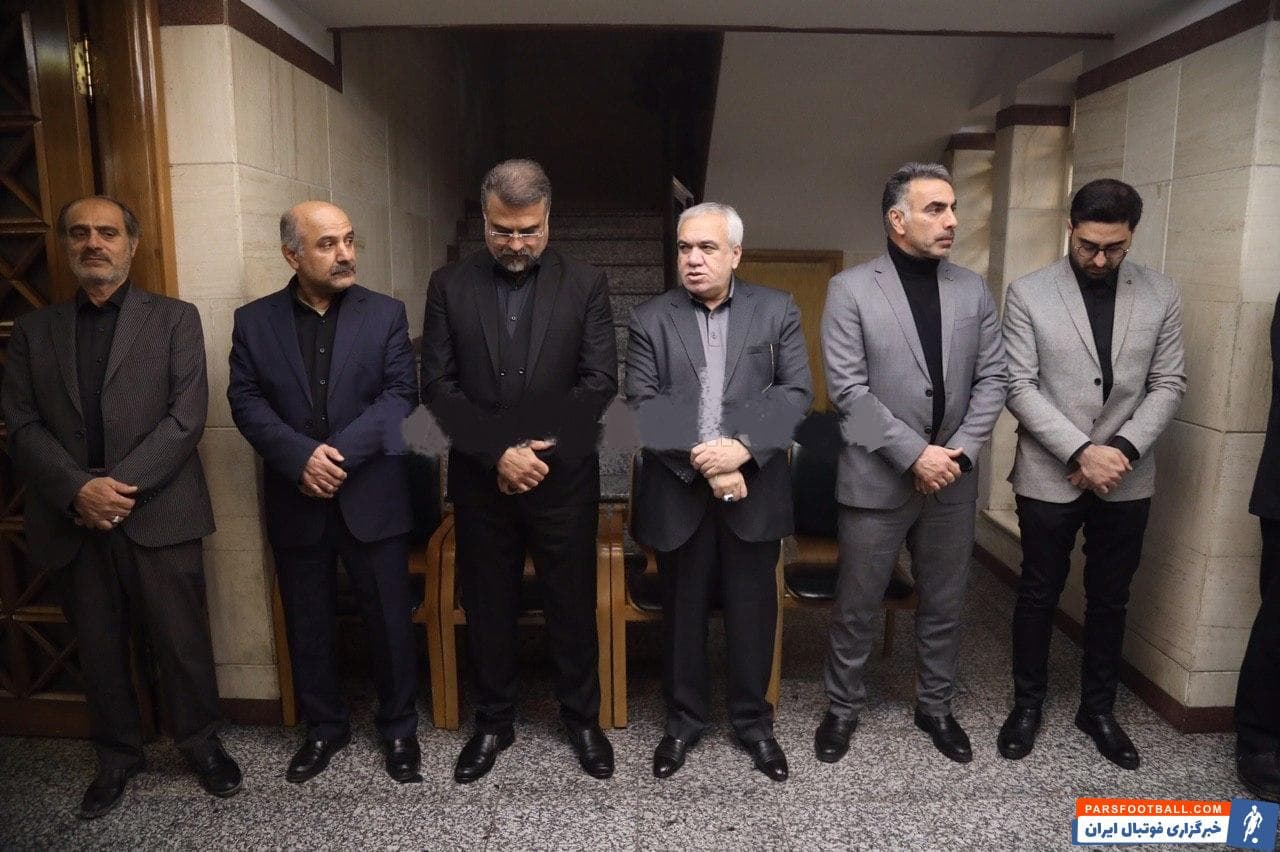 بسیاری از مدیران و مربیان سابق استقلالی با یکدیگر دیدار کردند. دیداری که به عنوان مراسم ختم مادر علی نظری جویباری سرپرست سابق استقلالی ها برگزار شد.