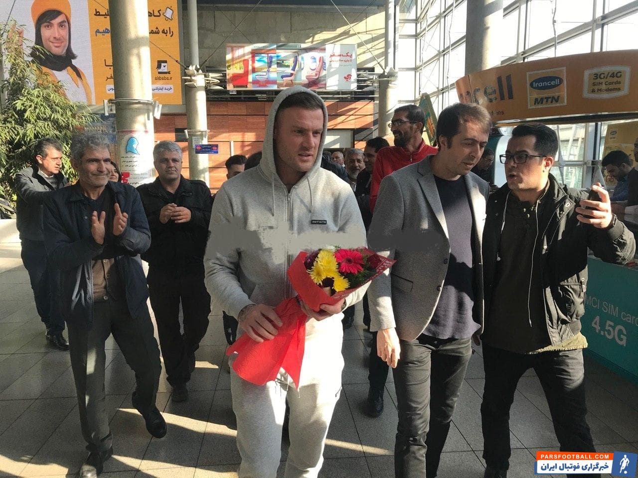 آنتونی استوکس در میان استقبال هواداران پرسپولیس وارد ایران شد. فرودگاه حدود ۱۰۰ هوادار پرسپولیس حضور داشتند که منتظر استوکس بودند.