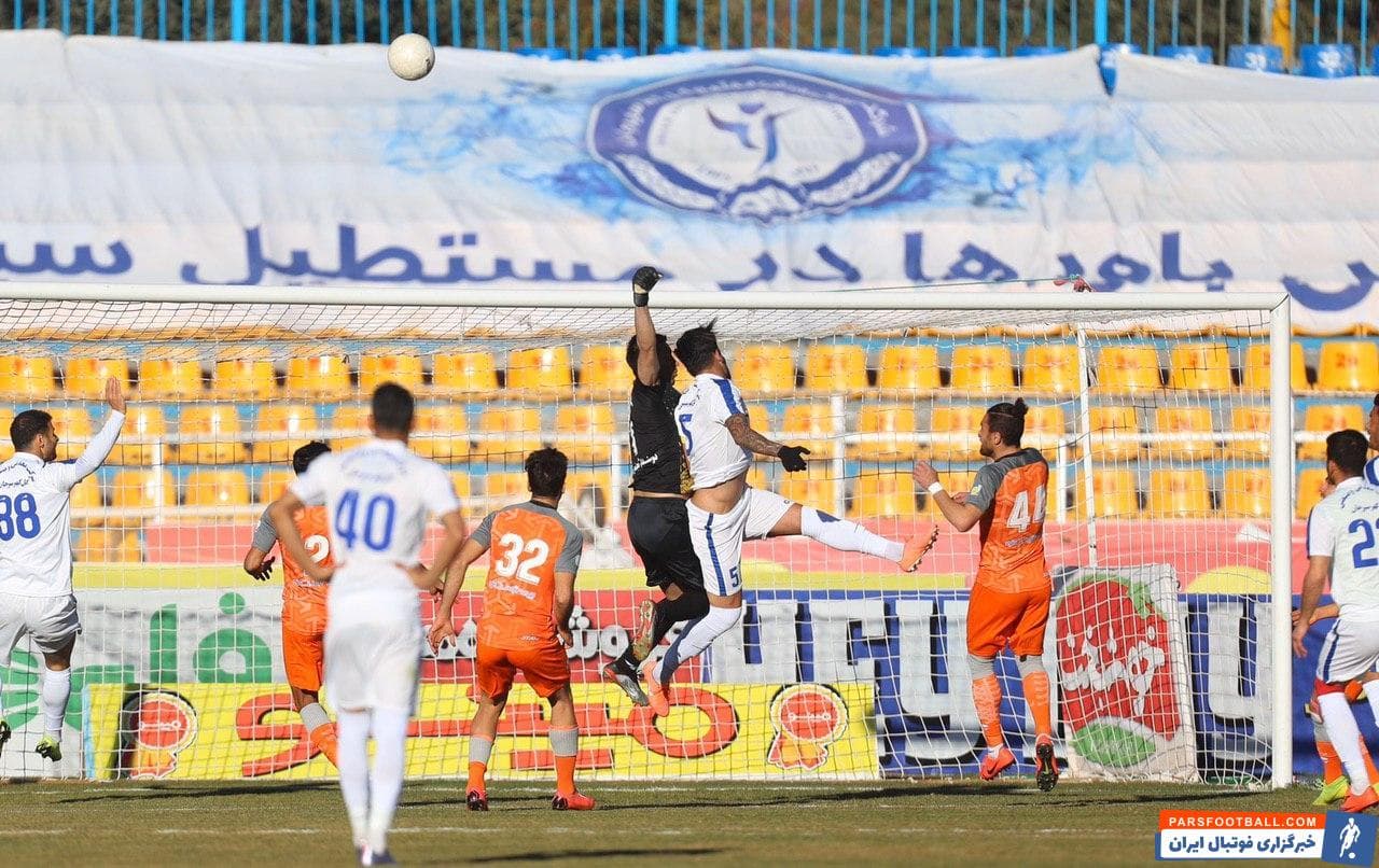 گلگهر برای رسیدن به برد مقابل سایپا بیمحابا حمله میکرد، اما جدیترین موقعیت این تیم مقابل سایپا در ثانیههای پایانی تبدیل به گل نشد.