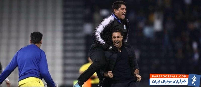 بالاخره بهزاد غلامپور تعارف را كنار گذاشت و شانه هاى فرهاد مجيدى را فتح كرد. نكته جالب آمادگى بهزاد غلامپور در ٥٣ سالگی است.