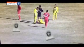 پاراگ ؛ بیرون زدن تک به تک از سوی مهاجم پاراگ در دیدار برابر سپاهان نوین