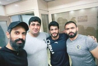 سعید معروف کاپیتان تیم ملی والیبال ایران در آستانه اعزام تیم ملی به کشور چین برای حضور در رقابت‌های انتخابی المپیک، از حسن یزدانی ملی پوش عیادت کرد.