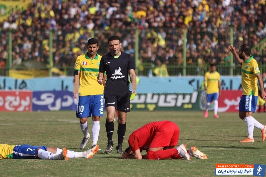 شجاع خلیل زاده مدافع میانی پرسپولیس به دلیل خطا برابر عیسی آل کثیر و دریافت کارت زرد از وحید کاظمی، دیدار هفته آینده مقابل استقلال را از دست داد.