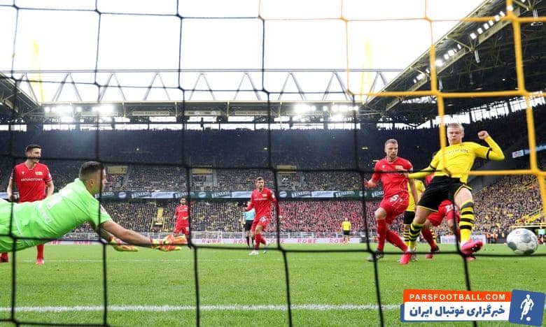 ارلینگ هالند در دقیقه 77 و این بار روی پاس سانچو، با یک ضربه پای چپ از درون محوطه یک بار دیگر دروازه یونیون برلین را باز کرد.