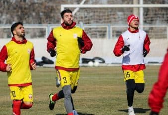 زوج خط دفاعی تراکتور بار دیگر تغییر خواهد کرد و به احتمال فراوان جفرسون یوری در کنار محمدرضا خانزاده برای اولین بار در ترکیب اصلی قرار می گیرند.