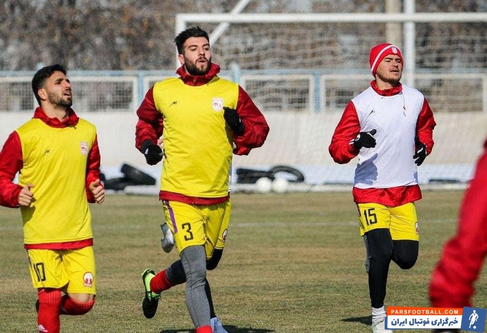 زوج خط دفاعی تراکتور بار دیگر تغییر خواهد کرد و به احتمال فراوان جفرسون یوری در کنار محمدرضا خانزاده برای اولین بار در ترکیب اصلی قرار می گیرند.