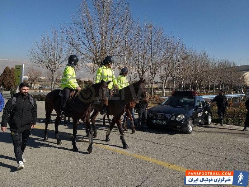 نیروی انتظامی از بامداد امروز با کنترل اوضاع در داخل و بیرون ورزشگاه شرایط را برای برگزاری مناسب دربی 92با تمامی امکانات از جمله استفاده از اسب وارد شد.