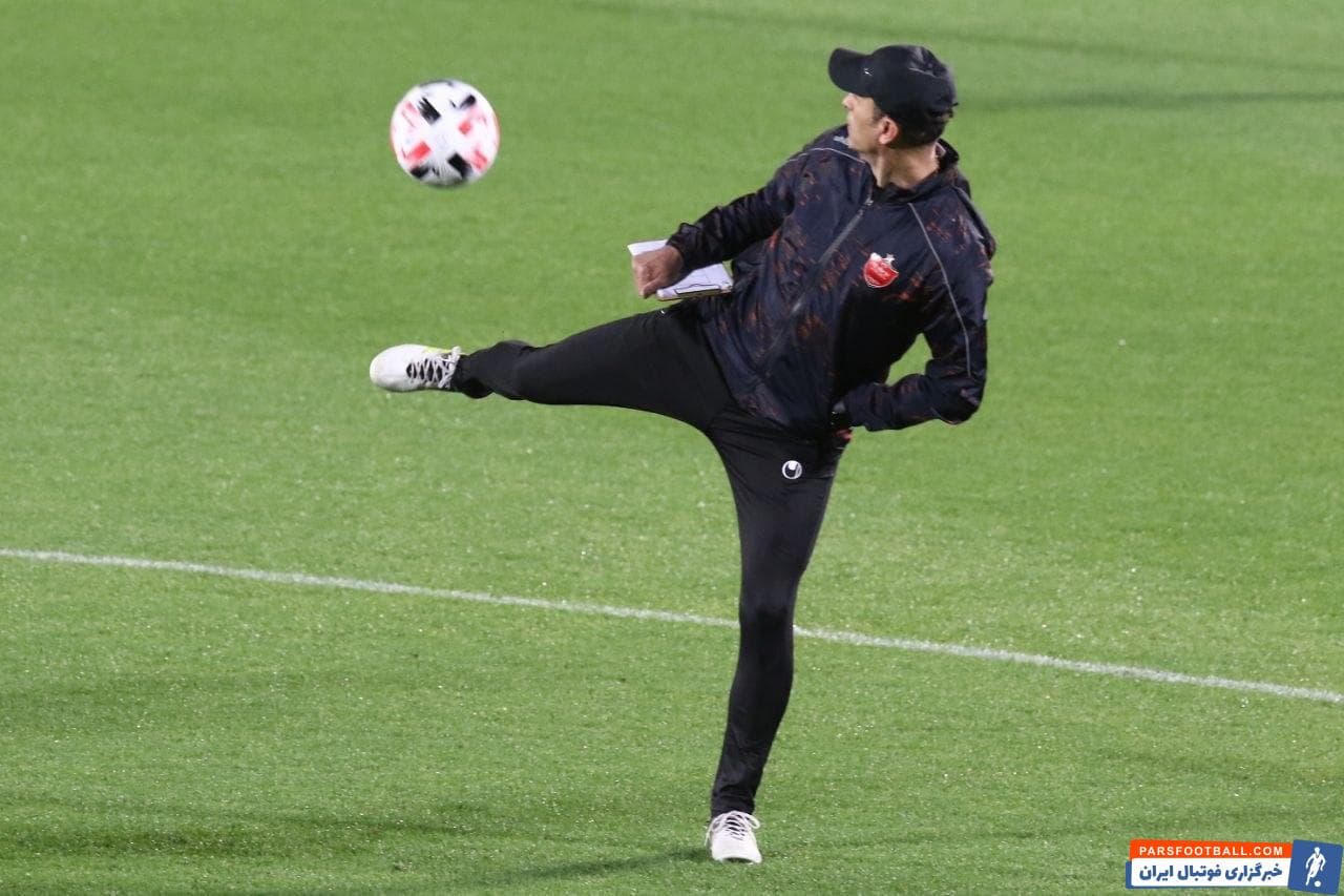 گل محمدی سرمربی پرسپولیس با روحیه بالایی در نشست خبری حضور یافت و ساعاتی بعد نیز در محل تمرین تیمش به آماده سازی شاگردانش پرداخت.