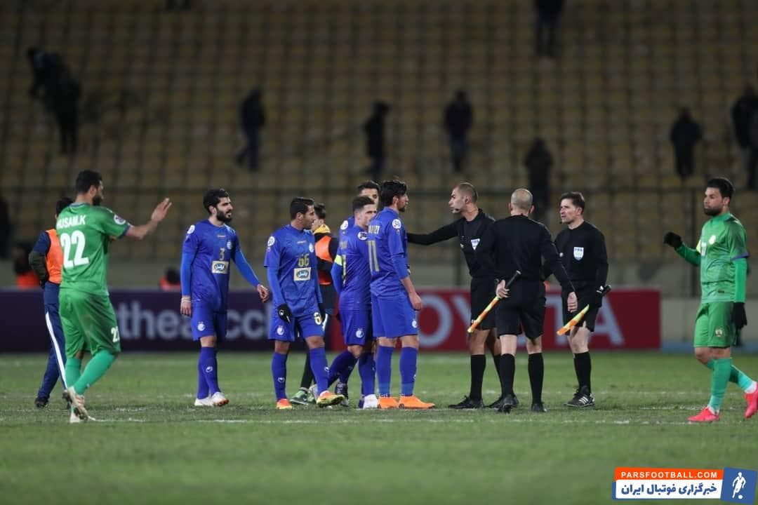 بازیکنان استقلال در داخل و اعضای کادرفنی این تیم در بیرون از زمین بارها به عملکرد داور بازی اعتراض کردند تا به این شکل نشان بدهند از قضاوت راضی نیستند.