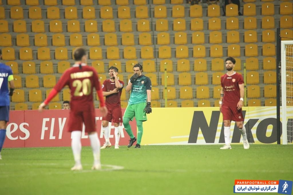 رحمتی در پایان بازی با استقبال دروازهبان الهلال روبرو شد که در هنگام خروج از زمین خودش را به رحمتی رساند و بابت عملکردش خسته نباشید گفت.