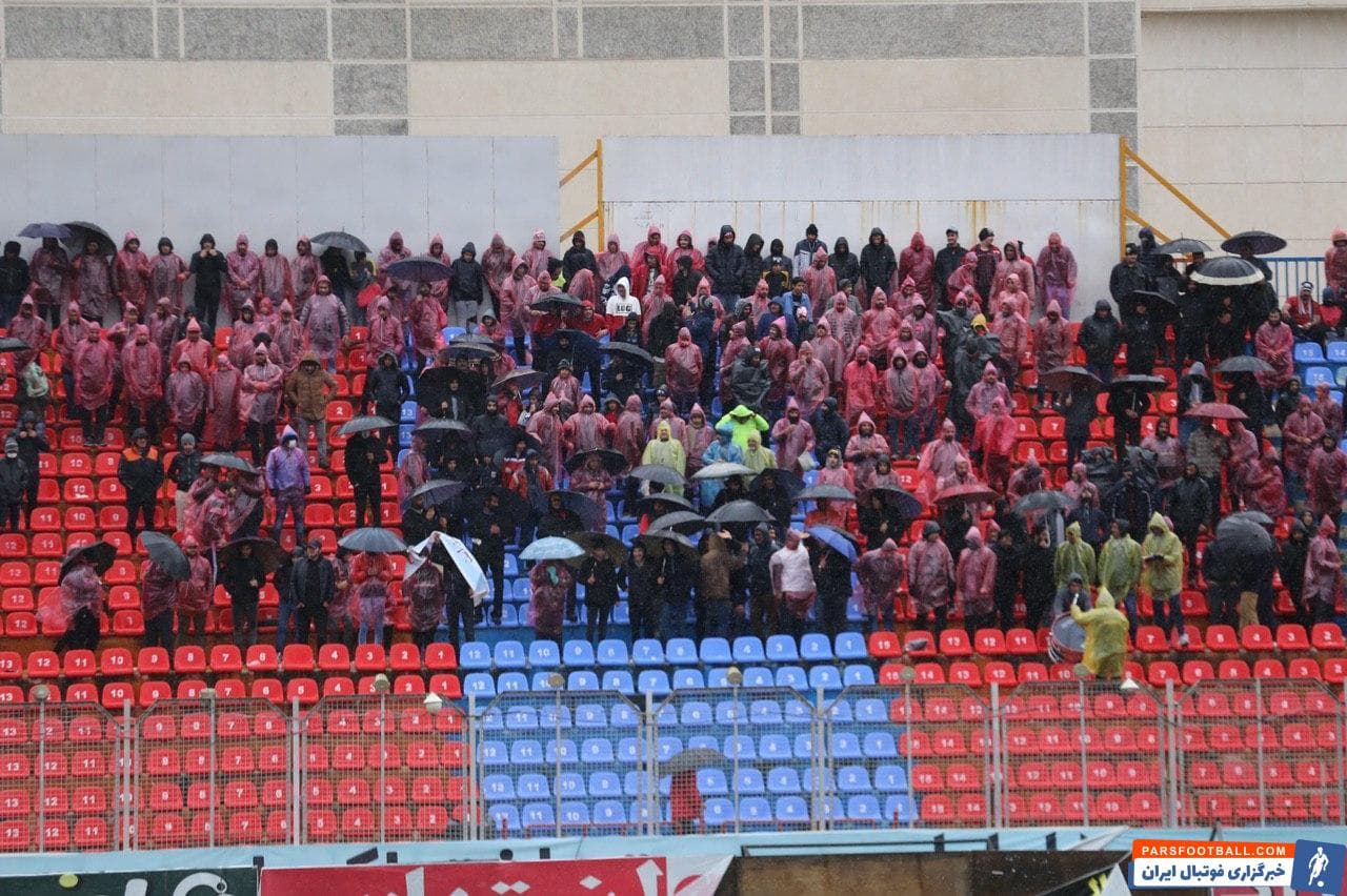 سکوهای استادیوم شهید وطنی قائمشهر هیچ وقت به هنگام برگزاری دیدارهای خانگی نساجی خالی نمی ماند حتی اگر هوا سرد و بارانی باشد.
