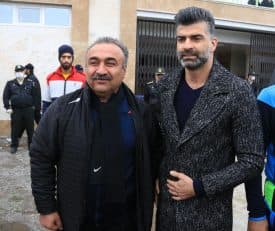 رحمان رضایی نادر دست نشان در بازی با رایکای بابل از چهره جدید خود رونمایی کرد! چهره ای که متفاوت با همیشه بود. به واقع نادر دست نشان را کمتر در این سیما دیده بودیم.