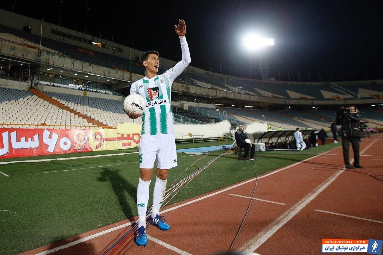 وفا هخامنش مدافع ذوب آهن که تبحر خاصی در ارسال اوت های بلند دارد خودش را به آن قسمت از زمین رساند و از هم تیمی هایش با صدای بلند خواست جلو بیایند.