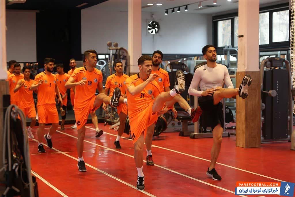 استقلال مثل تمام روزهای بارانی تهران امروز نتوانست تمرین خود را در زمین چمن انقلاب برگزار کند تا تمرین امروز این تیم در سالن وزنه و در شرایط خاص برگزار شود.